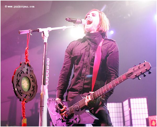 (Digital Image) Edmonton, AB: April 5, 2007: Jared Leto, guitar and vocalist with 30 Seconds to Mars performs at Taste of Chaos,